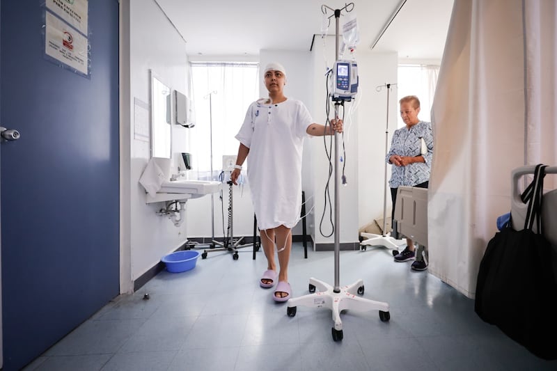 Retiran tumor cerebral a paciente que permaneció despierta en operación