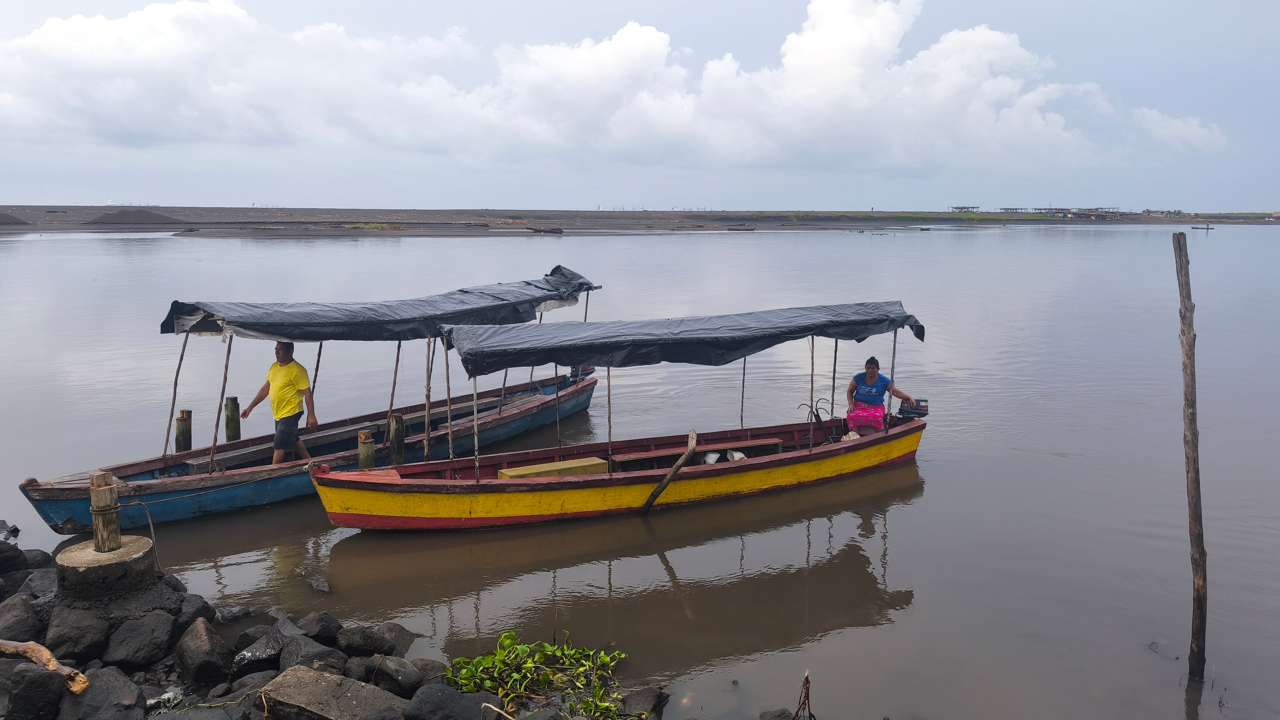 La jornada de los pescadores comienza temprano en el canal de Chiquimulilla. Foto: Kenneth Monzón