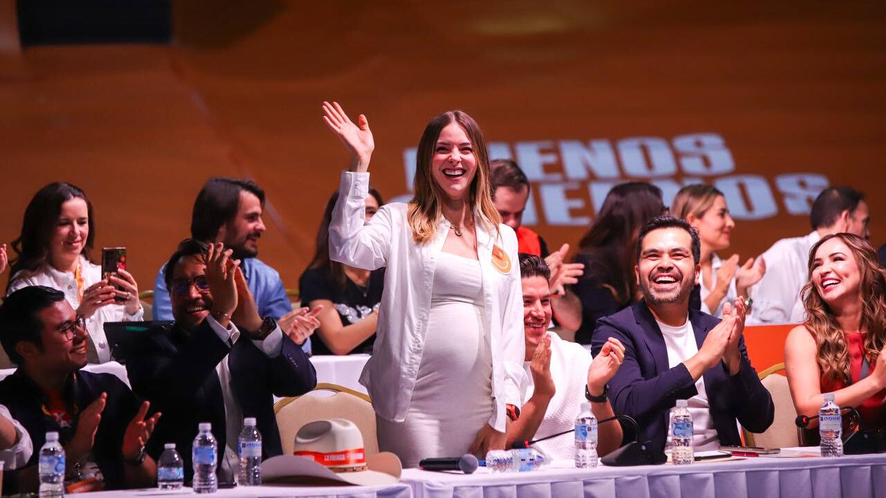 Sonriente, Mariana se puso de pie y saludó, pese al incidente.