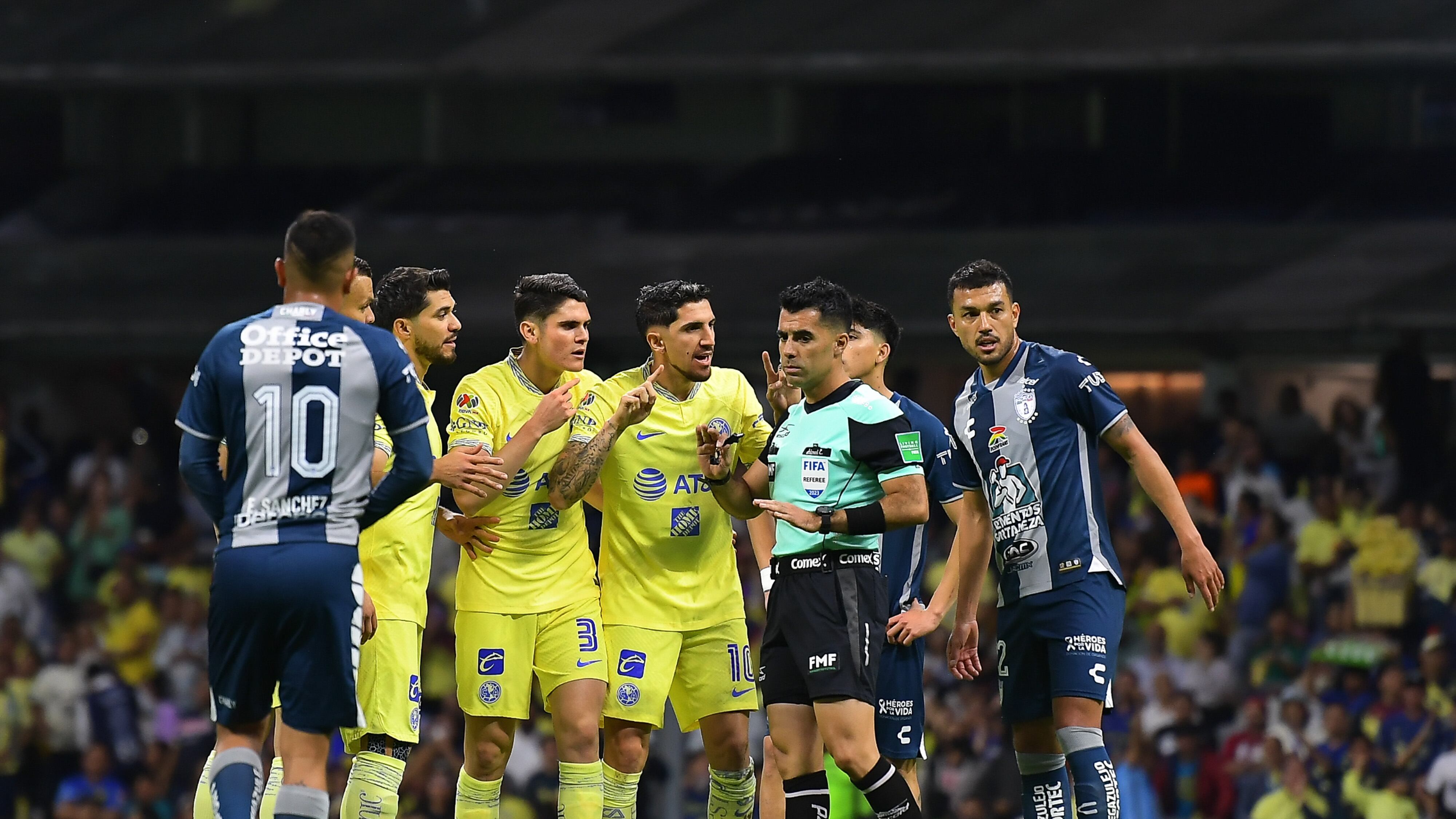Los jugadores del América explotaron contra el árbitro