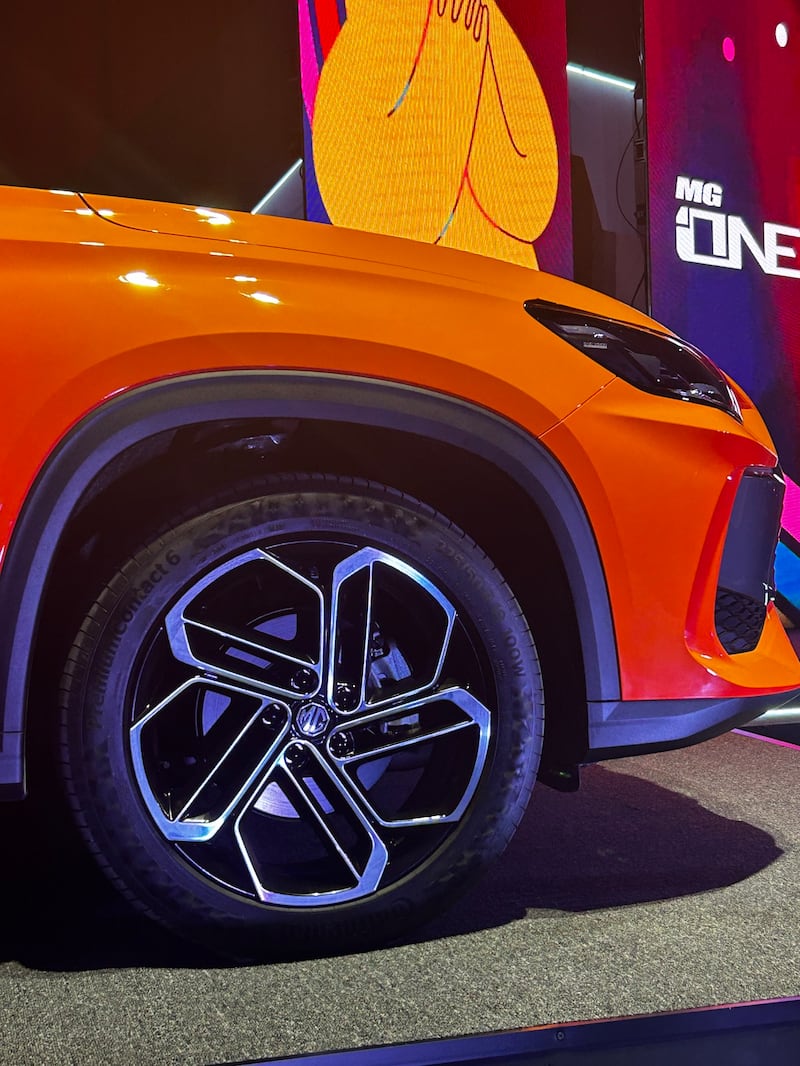 MG ONE, SUV naranja en la ciudad