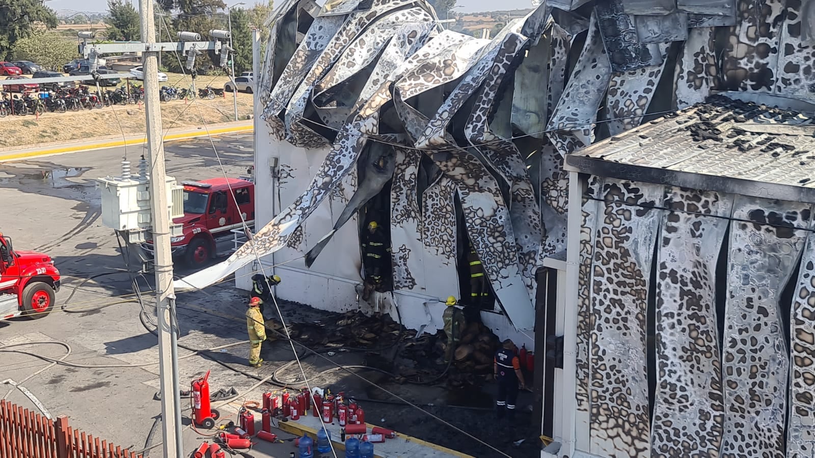 Desalojan a decenas por fuerte incendio en fábrica con amoniaco en Guanajuato.