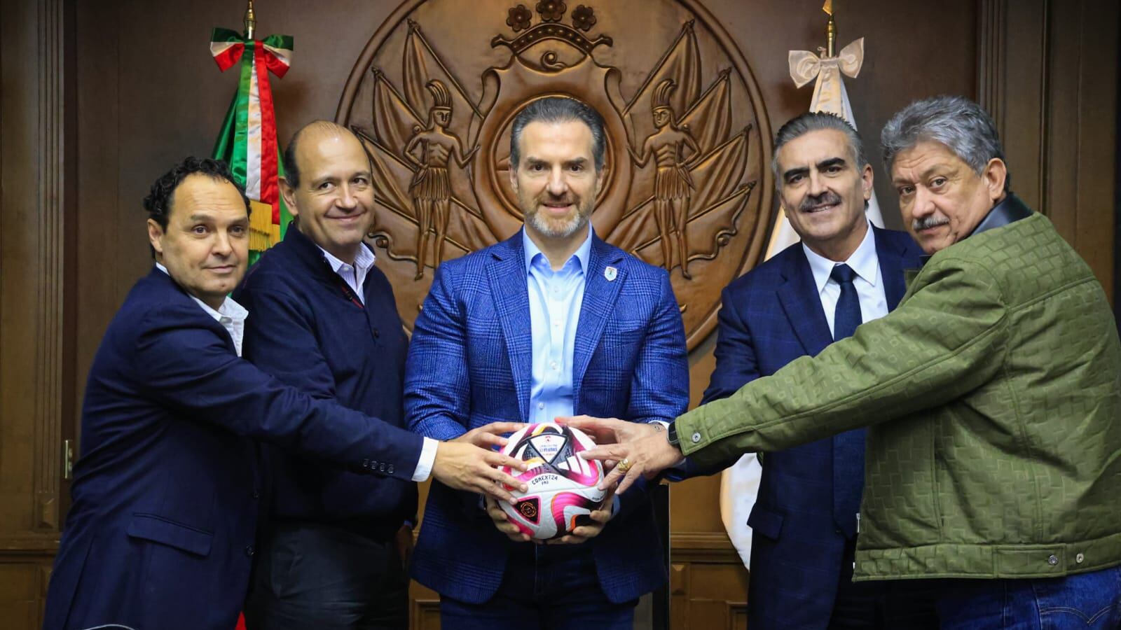 Adrián de la Garza se encontró con integrantes del Comité Organizador.