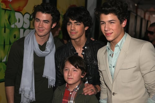 Frankie Jonas: La Impactante transformación del hermano menor de los Jonas Brothers que te dejará sin palabras