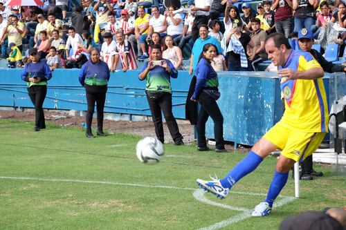¡Brillante! Cuauhtémoc Blanco marca brutal golazo en Juego de Leyendas ante Chivas