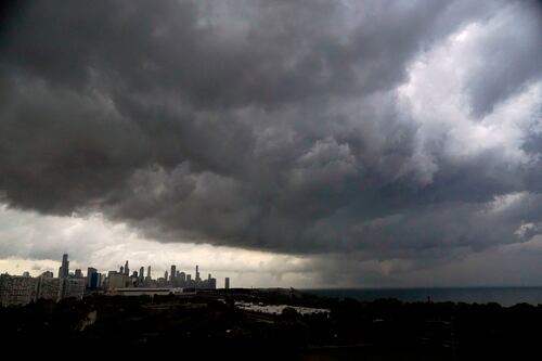 Emiten alerta total por tornados en Chicago