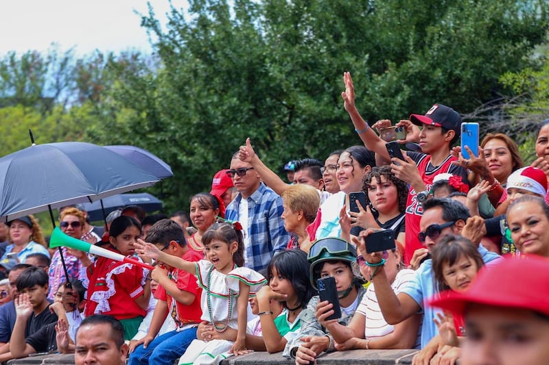 La gente llegó desde temprano para alcanzar el mejor lugar.