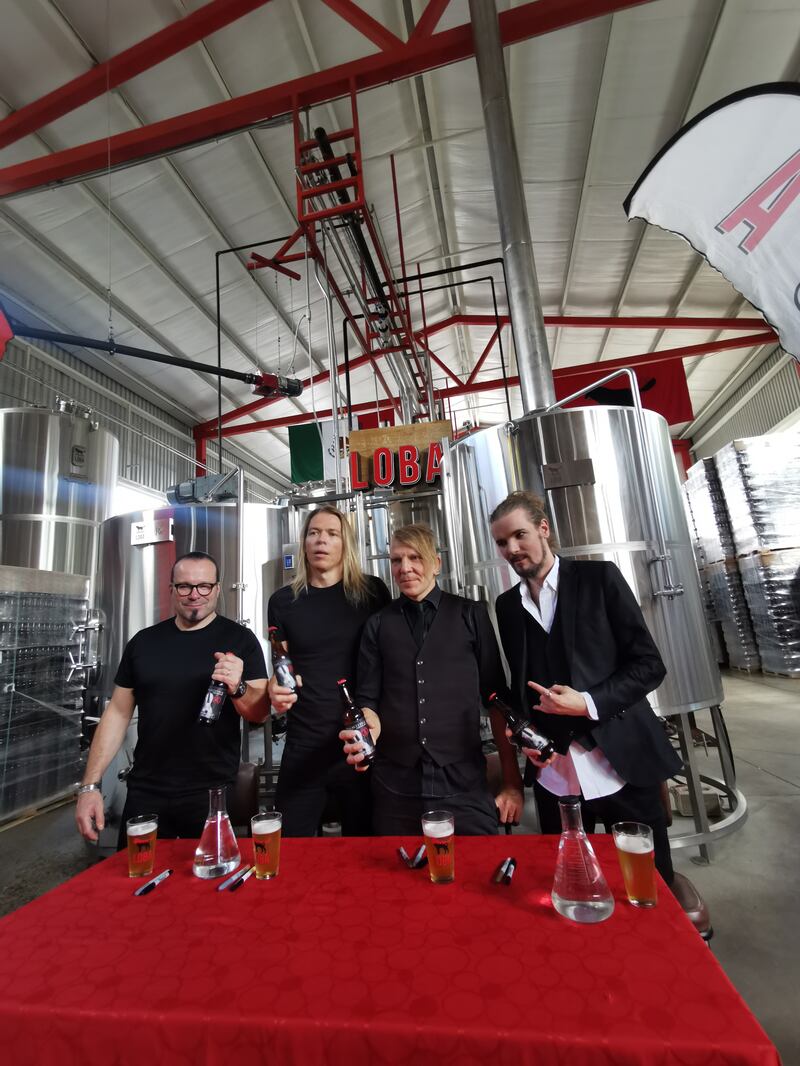 La agrupación presentó un nuevo proyecto en México, una cerveza con su esencia.