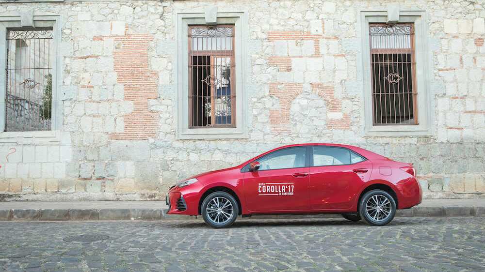 La parte frontal es la que más cambia. Ahora, el Toyota Corolla adopta el nuevo lenguaje de diseño de la casa, con una toma de aire grande y grupos ópticos largos.