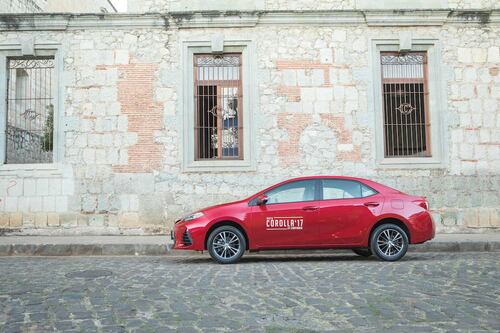 Toyota Corolla 2017, surfea en el asfalto