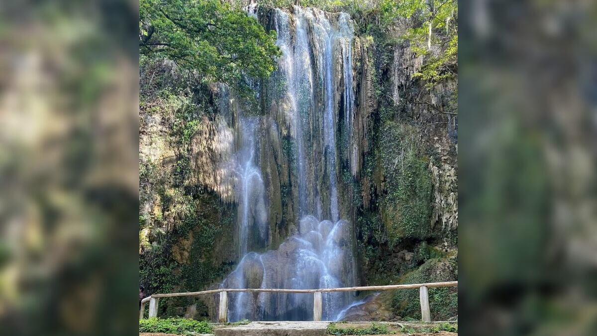 Cascadas como El velo del ángel, en Zaragoza, son muy visitadas por los paseantes.