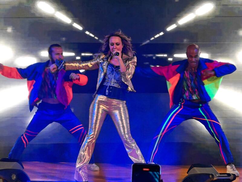 Entre tazos, pepsilindros, la clásica dona y un mini concierto, Fey recordó por qué marcó a toda una generación y sigue conectando con nuevas audiencias.