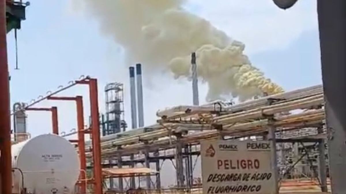 Mueren trabajadores de Pemex por fuga de ácido en refinería de Salamanca