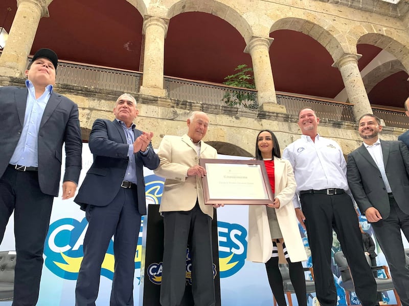 El reconocimiento entregado fue por el campeonato recientemente obtenido.