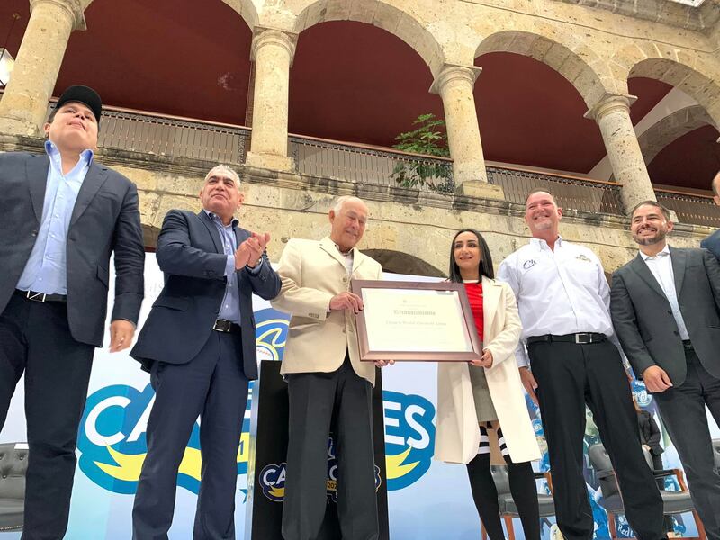 El reconocimiento entregado fue por el campeonato recientemente obtenido.