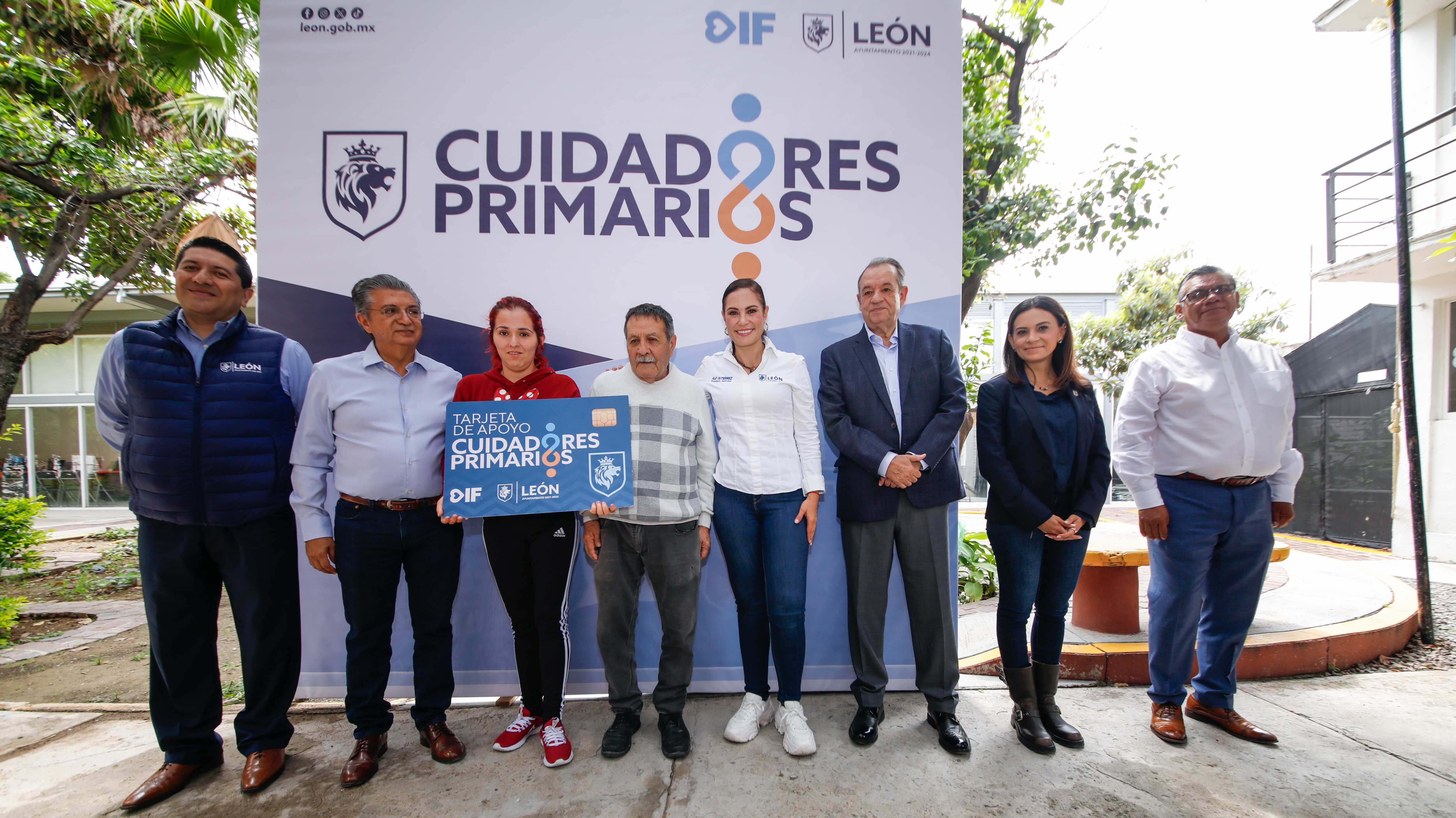 Entregan 104 tarjetas de apoyo a cuidadores primarios.