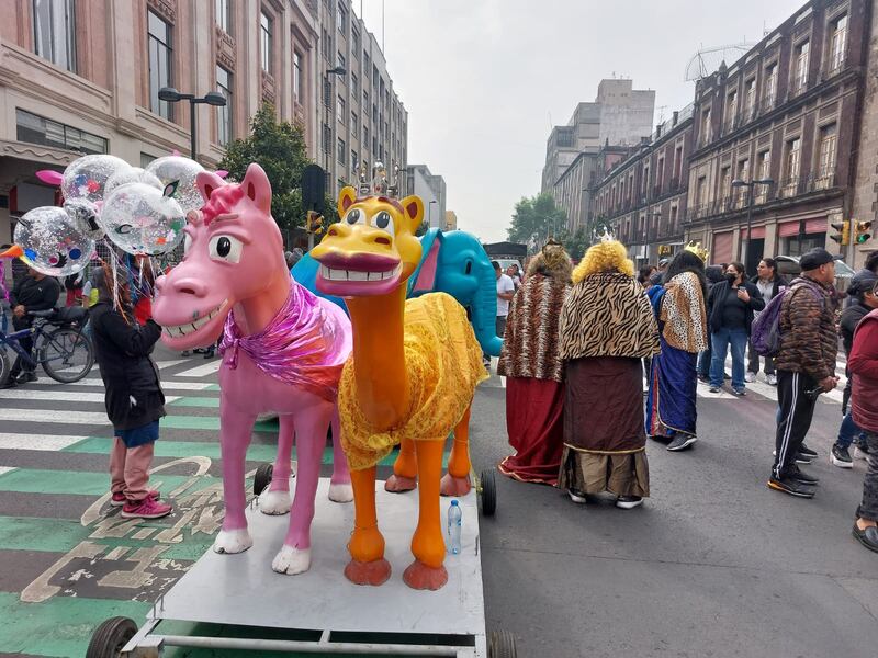 Reyes Magos se manifiestan para exigir espacio de trabajo en la CDMX