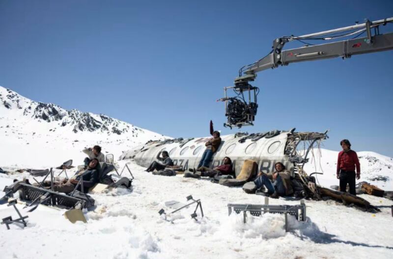 Un momento del rodaje de la película "La sociedad de la nieve", de J.A. Bayona. EFE/Netflix