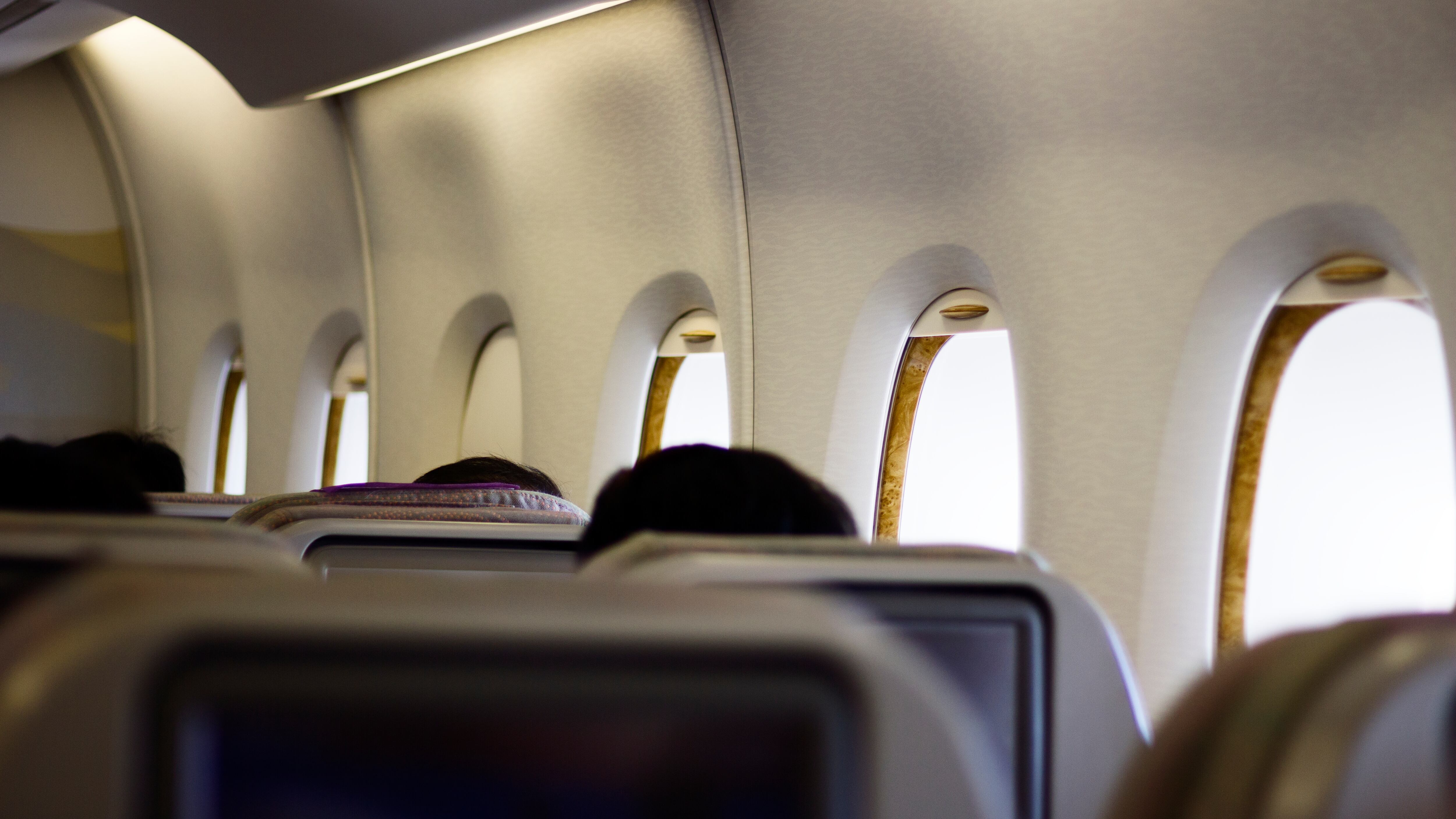 La falta de movimiento aumenta las probabilidades de desarrollar coágulos durante un vuelo largo. Foto: Freepik.