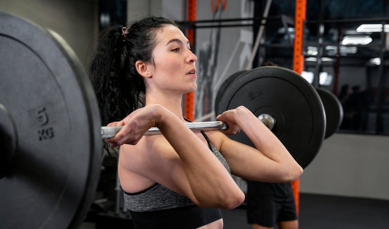 La Organización Mundial de la Salud recomienda combinar actividad aeróbica con fortalecimiento muscular al menos dos veces por semana para prevenir la pérdida ósea y mejorar la salud metabólica