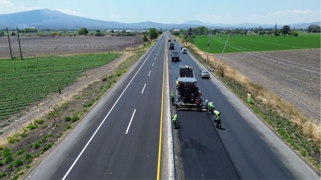 SICT acelera reparación de 5 mil km de carreteras federales con trenes de pavimentación