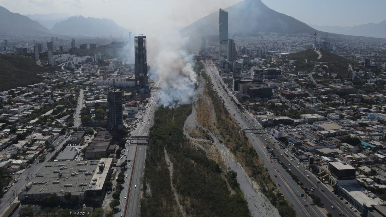 PC de Monterrey y de Nuevo León se presentaron en el lugar para tratar de controlar el incendio.