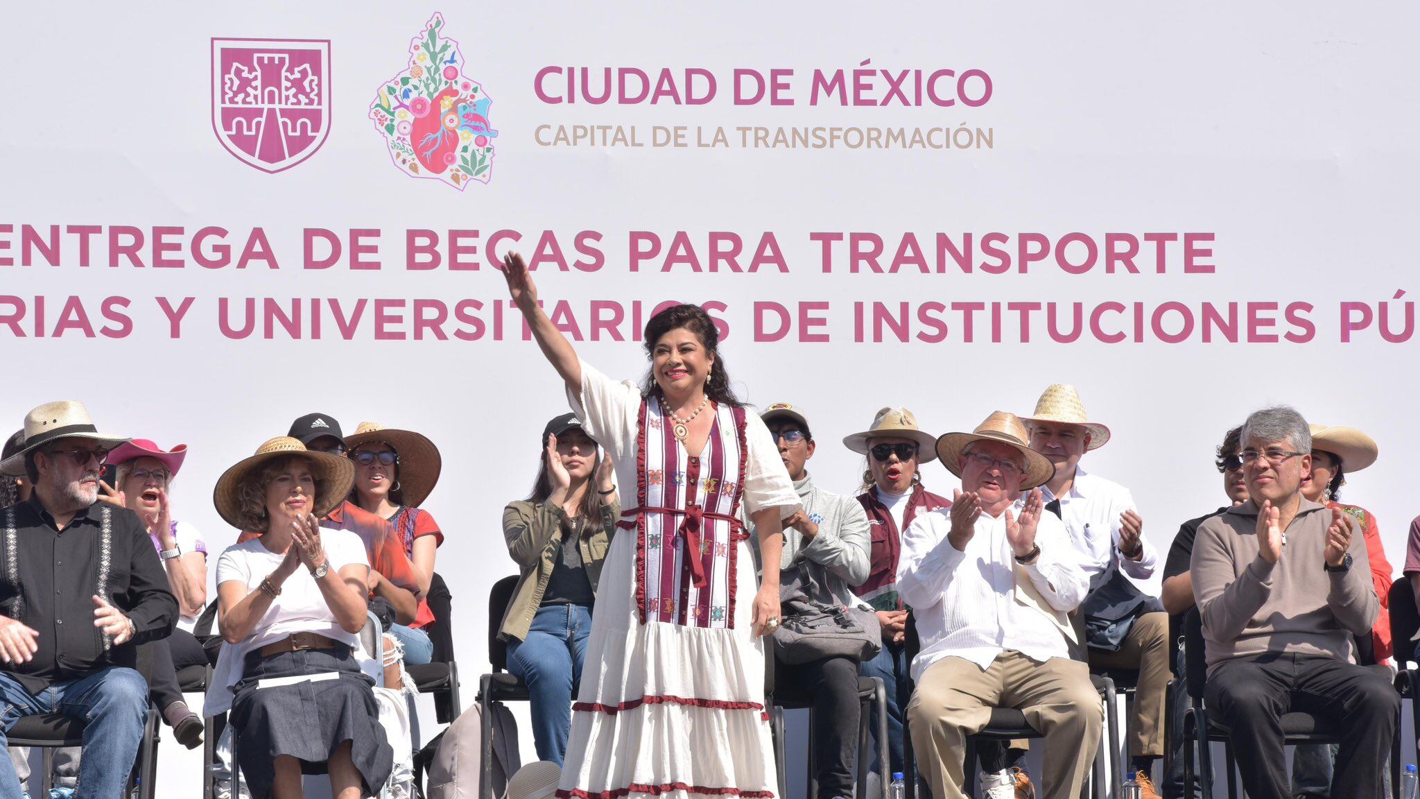 Brugada entrega 20 mil becas “Universitarios en Movimiento”