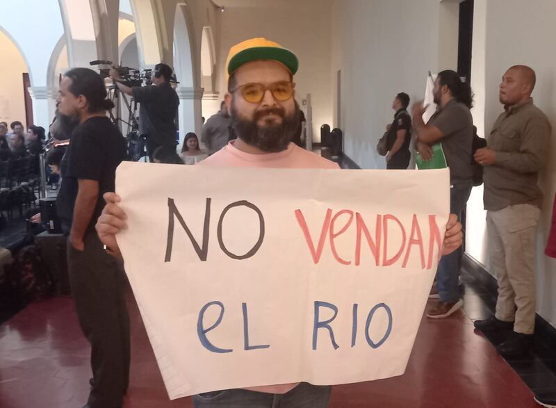 Los activistas no perdieron oportunidad de lanzar consignas para salvar el afluente.