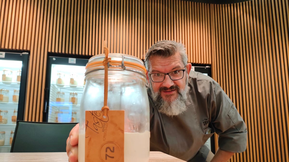 El pan es uno de los alimentos más preciados, pero te has puesto a pensar que ahora que el planeta ha sido azotado por pandemias, guerras y catástrofes, ¿qué haríamos si ocurriera una crisis alimentaria y se perdieran todas esas recetas de los panaderos tradicionales? Para mitigar esos riesgos, la empresa Puratos creó esta única biblioteca en el mundo que resguarda más de trescientas masa madres de 27 países, recetas que representan la tradición y el patrimonio de cientos de panaderos. Aquí te invitamos a recorrerla y a conocer su valor para la gastronomía.