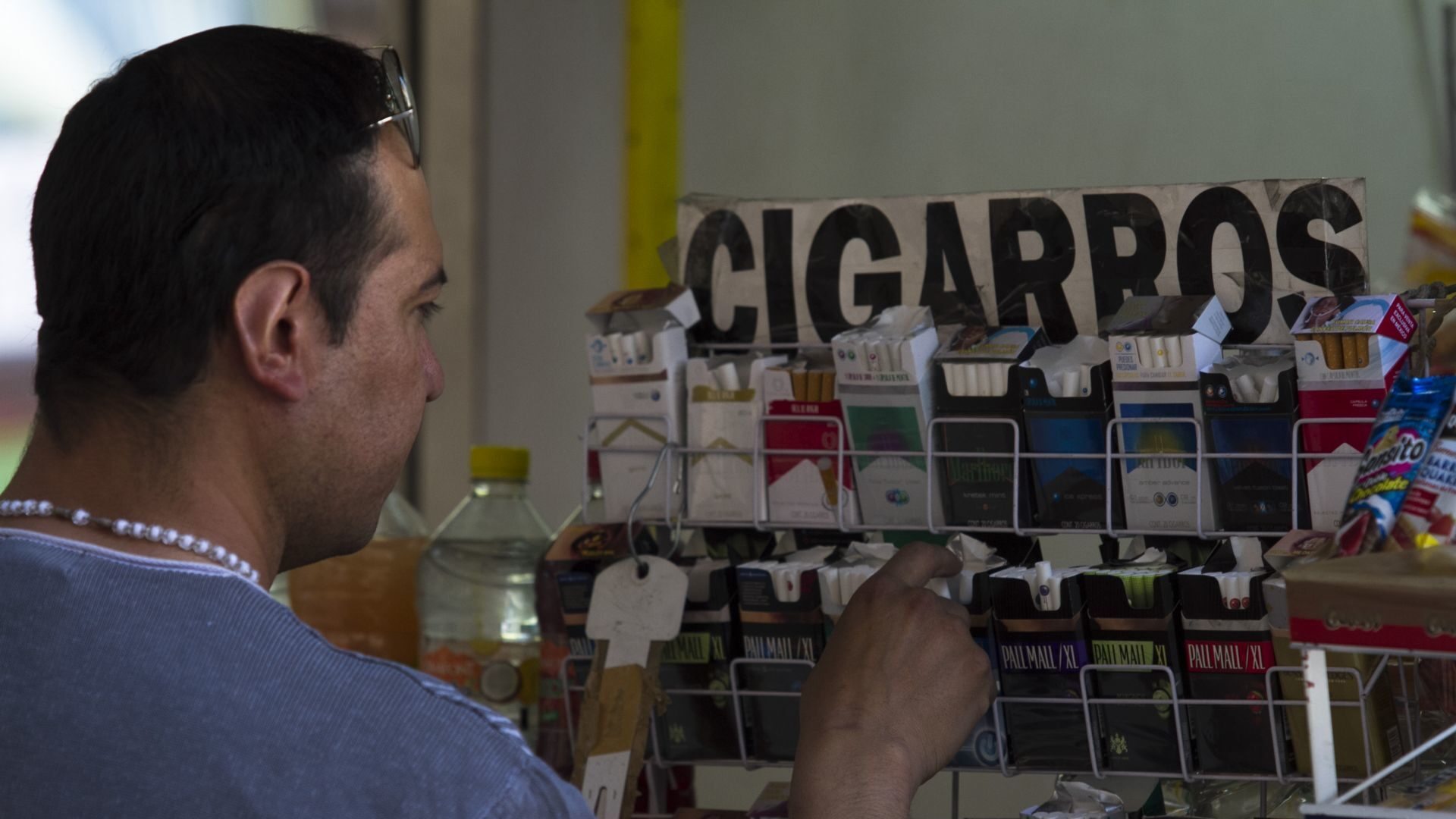 La venta de cigarros cambiaría con el nuevo reglamento para el control de tabaco en México. Foto: Cuartoscuro