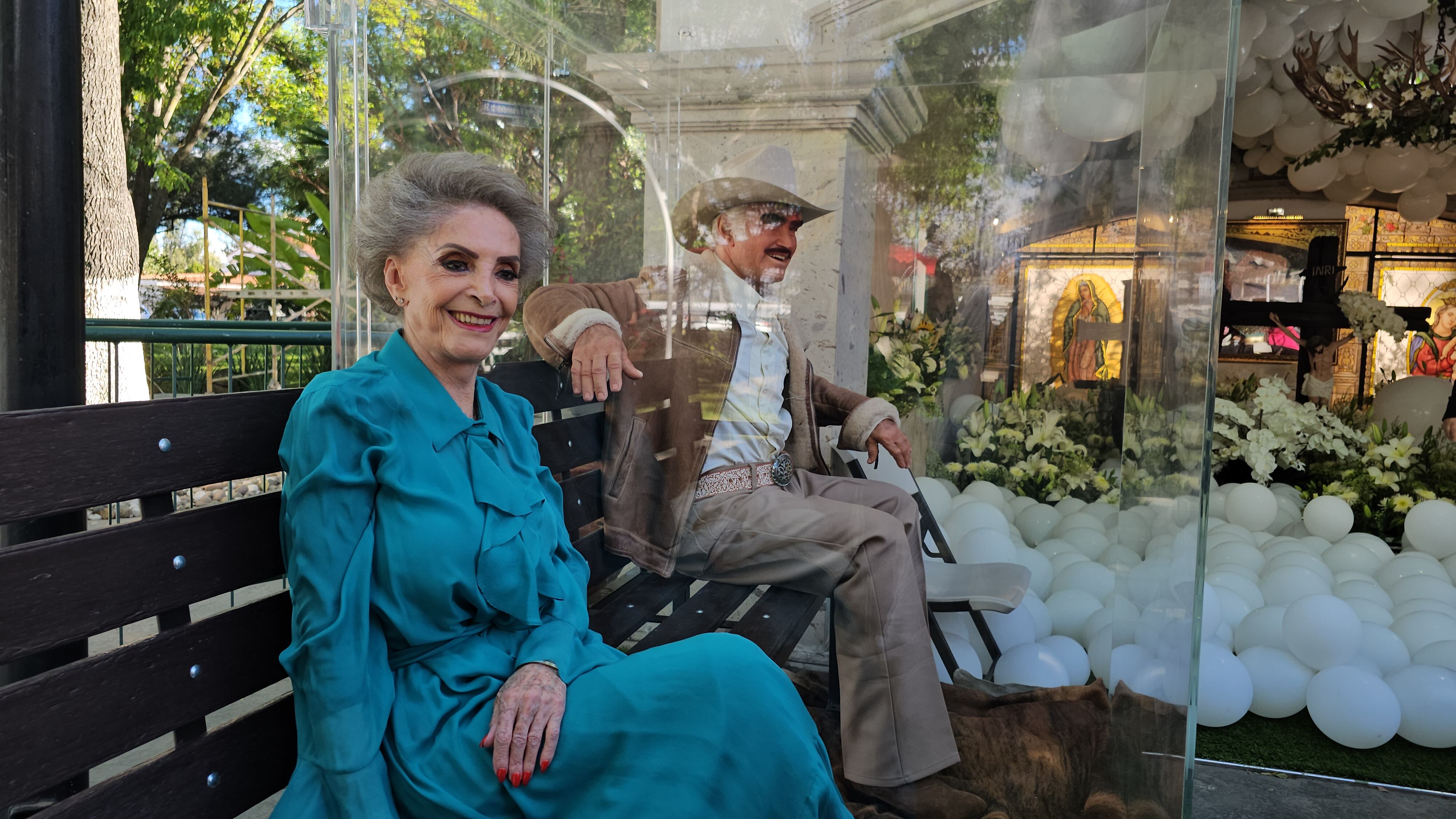 La tumba se cubrió de globos blancos.