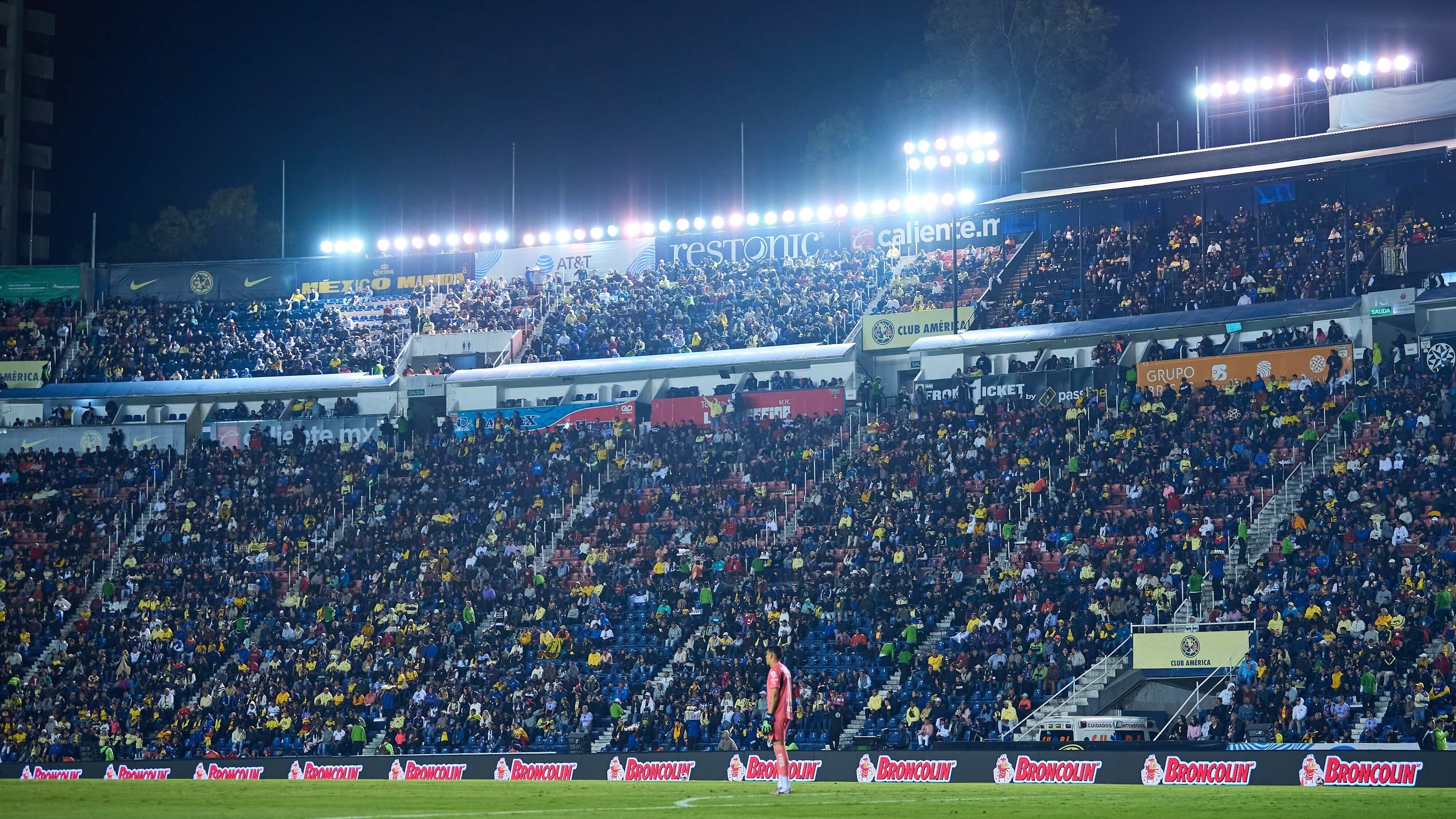 La clausura del estadio Ciudad de los Deportes también afectó a miles de aficionados.