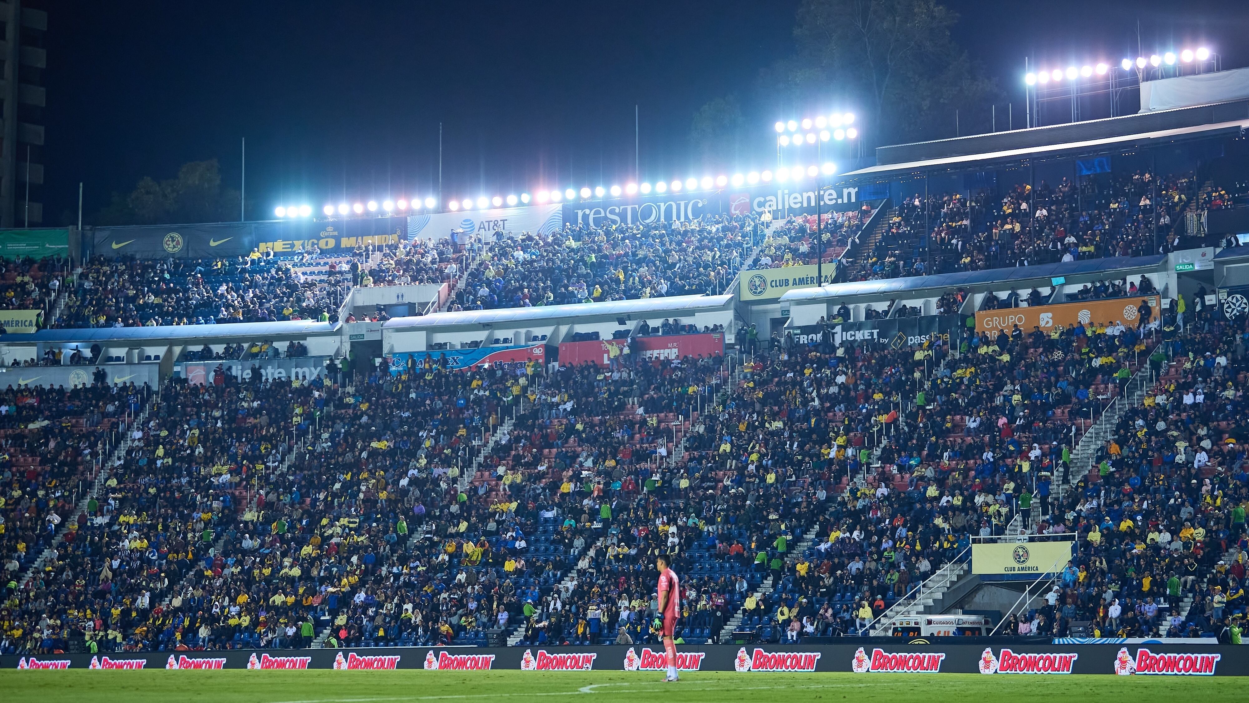 La clausura del estadio Ciudad de los Deportes también afectó a miles de aficionados.