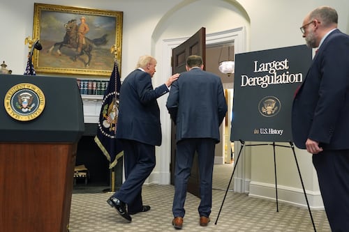 Trump revoca normas de emisiones y regulación climática, ¿qué cambia y qué implica?