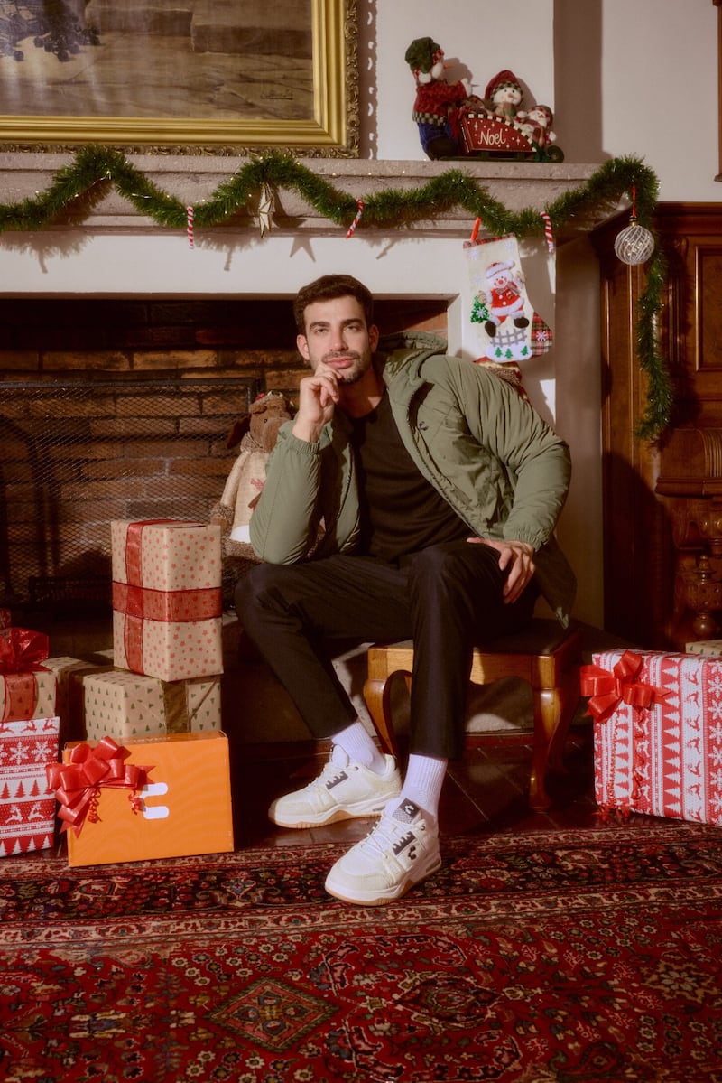 Destacan piezas versátiles y atemporales como gafas, ropa deportiva de alto rendimiento, calzado en piel trabajado artesanalmente y tenis en tonos cálidos que conquistan el invierno con estilo