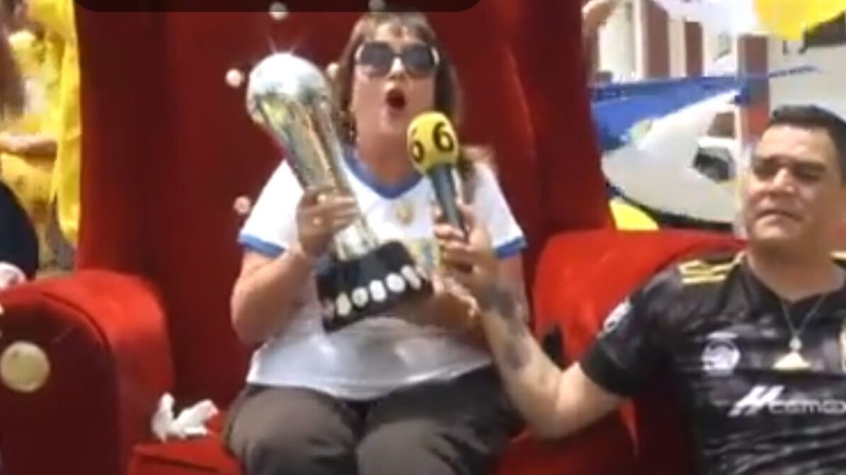 María Julia llevaba en sus brazos la copa ganada por los felinos.