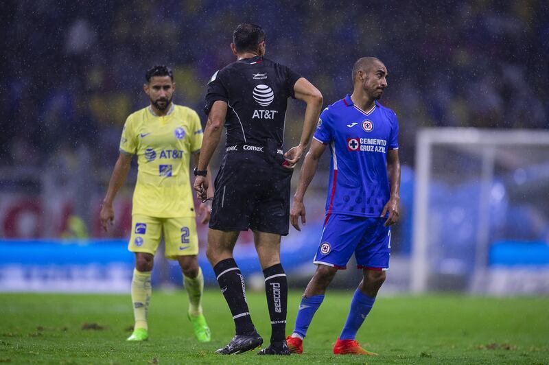 Rafa Baca se fue expulsado a pocos minutos de terminar el primer tiempo del Clásico Joven en el Azteca
