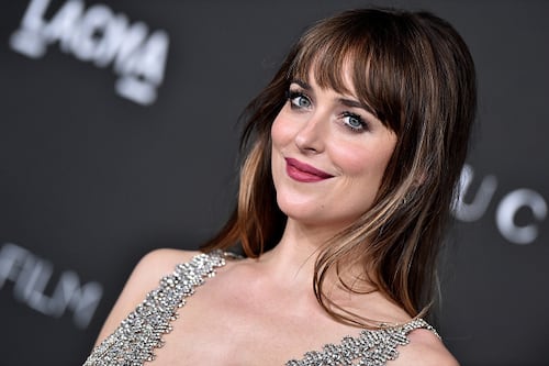 Dakota Johnson detiene el internet tras compartir fotos en lencería