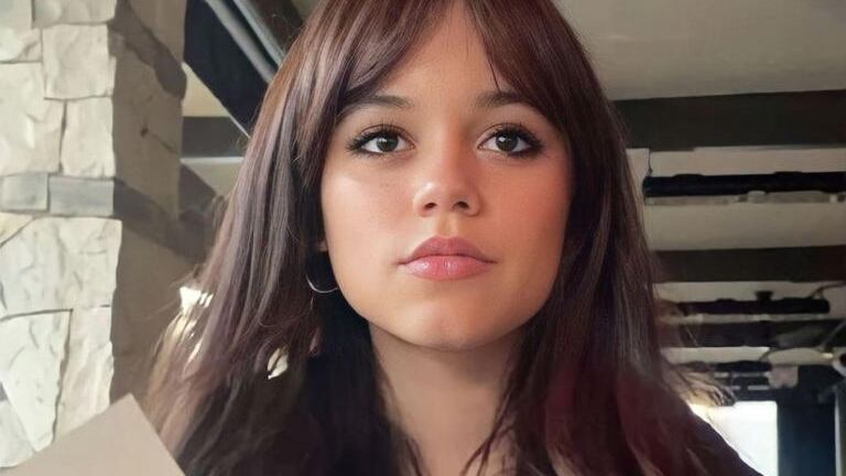 Estrela de “Wandinha”, Jenna Ortega muda o visual para novo filme
