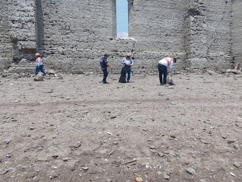 Templo de Quechula, Chiapas, queda al descubierto por sequía extrema