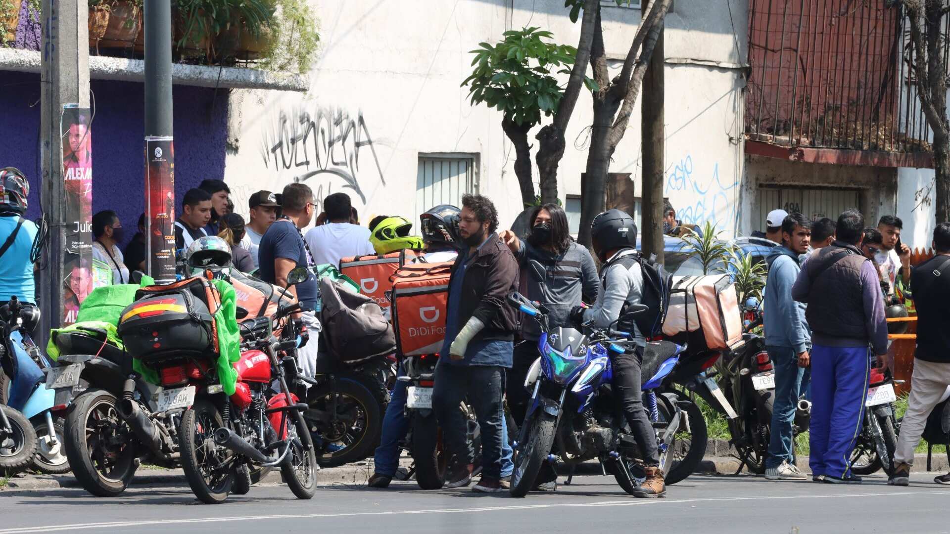 Sheinbaum dice que mejoras laborales para repartidores esperarán