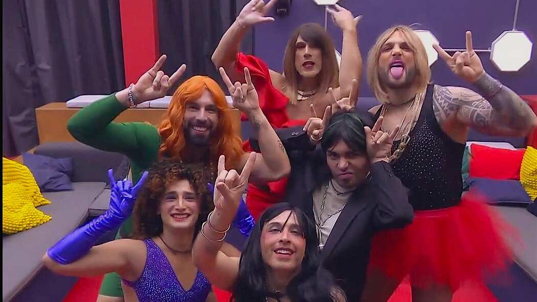 Los integrantes del Team Infierno cumplen el reto de cambiar sus roles de género a ritmo de Claridad.