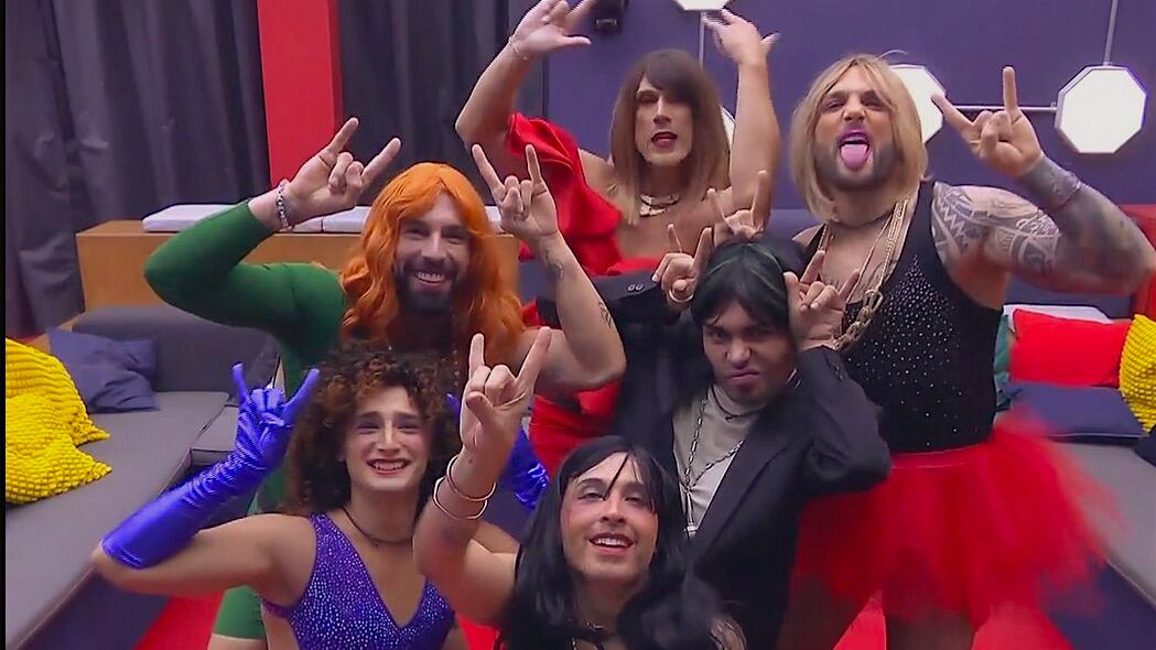 Los integrantes del Team Infierno cumplen el reto de cambiar sus roles de género a ritmo de Claridad.