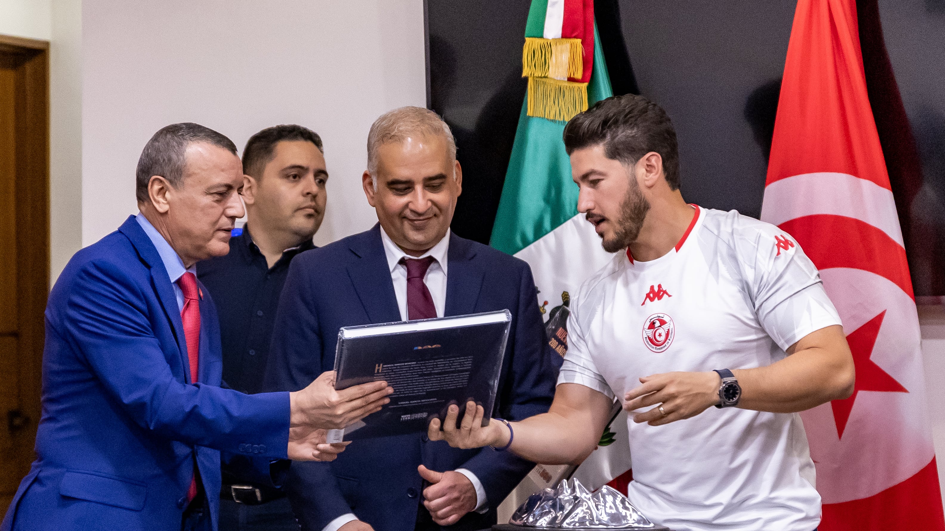 El gobernador reveló que durante la reunión no podía quedar fuera el tema del futbol.