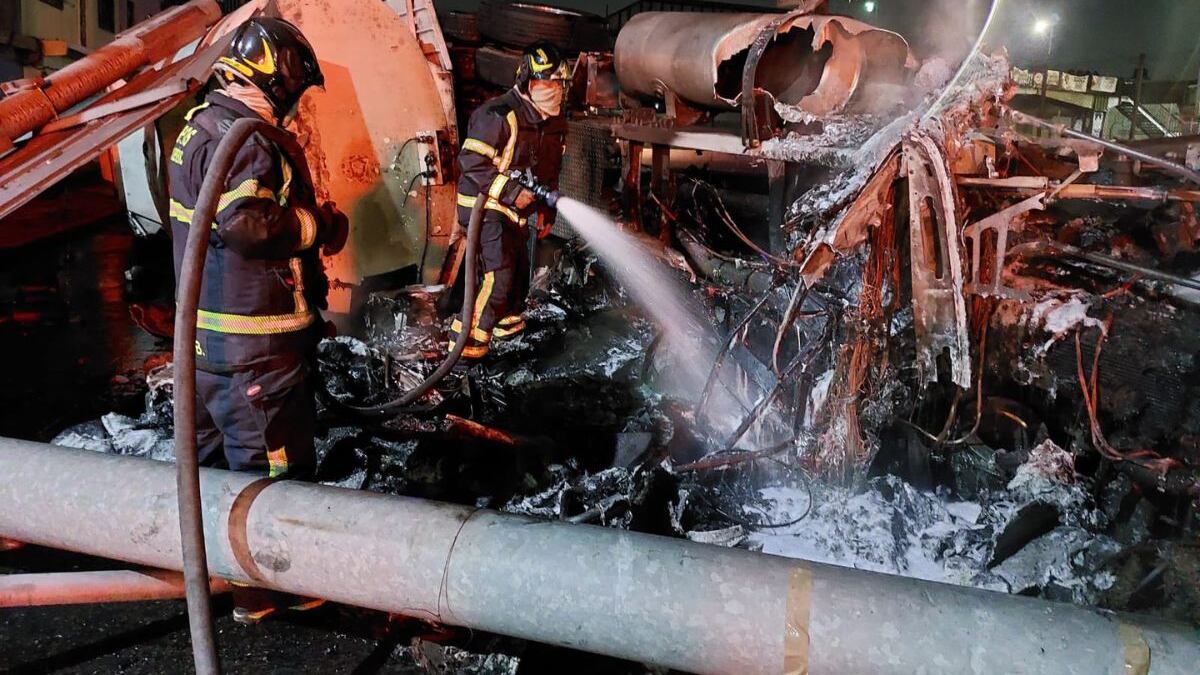 Caos vial en Circuito Interior tras volcadura e incendio de pipa de agua