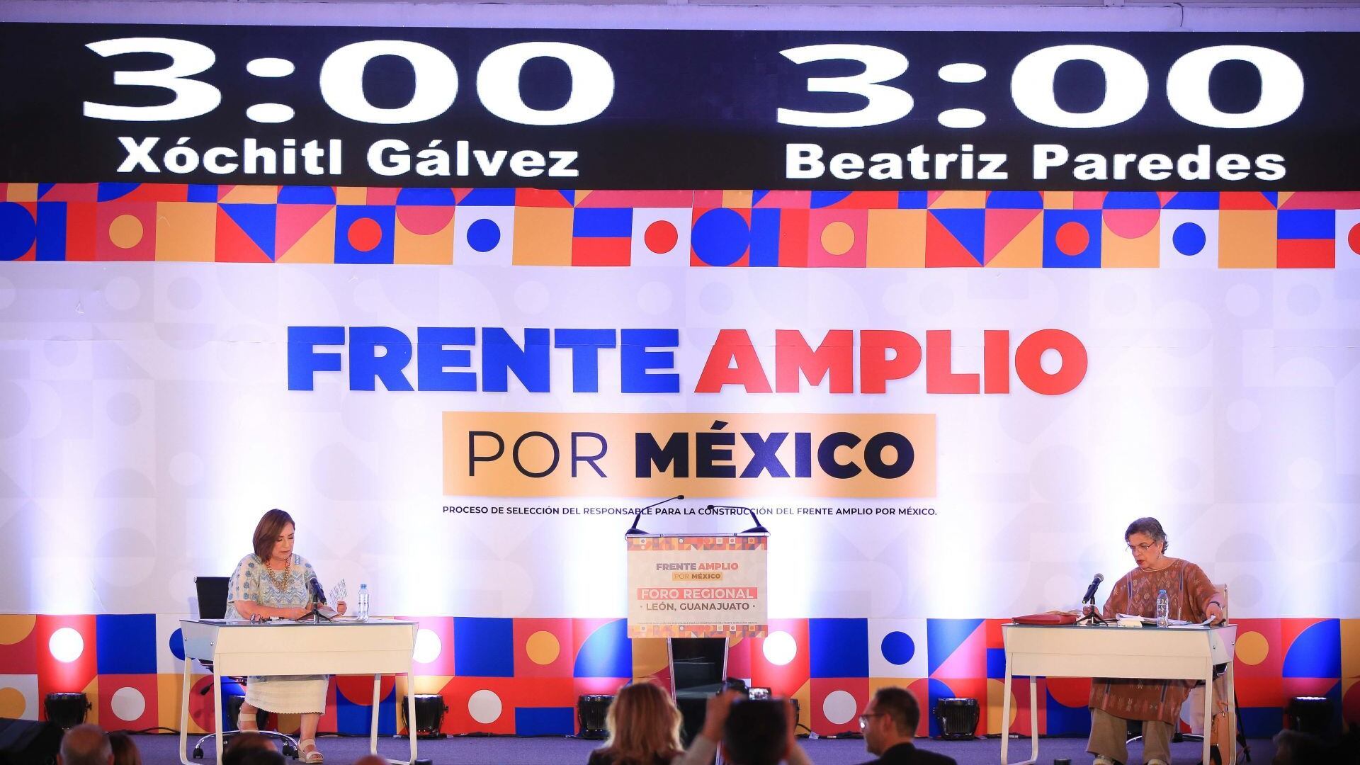 Xóchitl Gálvez y Beatriz Paredes, aspirantes a la candidatura presidencial por el Frente Amplio Por México durante su participación en el Tercer Foro Regional.