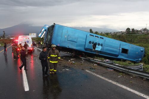 Volcadura de autobús en la autopista Puebla-Atlixco deja 35 heridos, entre estos menores