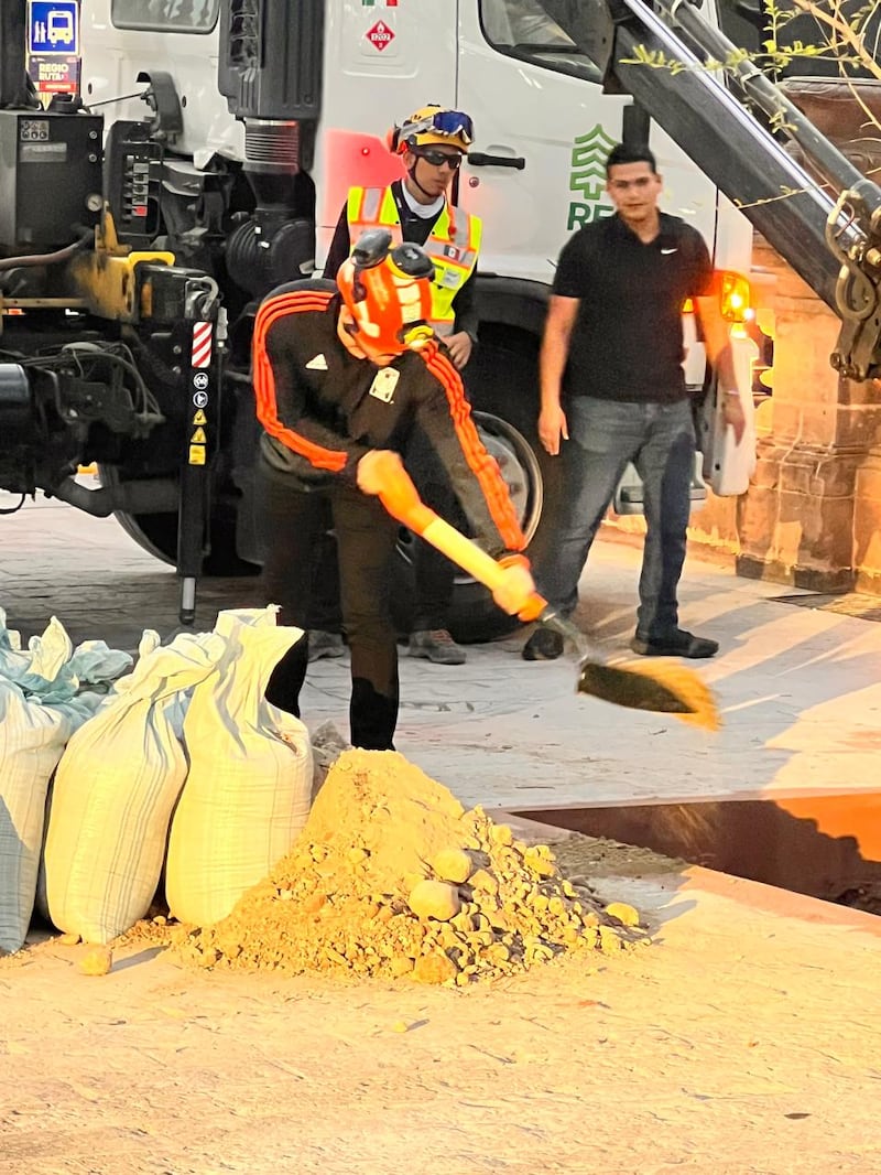 García se armó con pala para sembrar el primer árbol en la Explanada.
