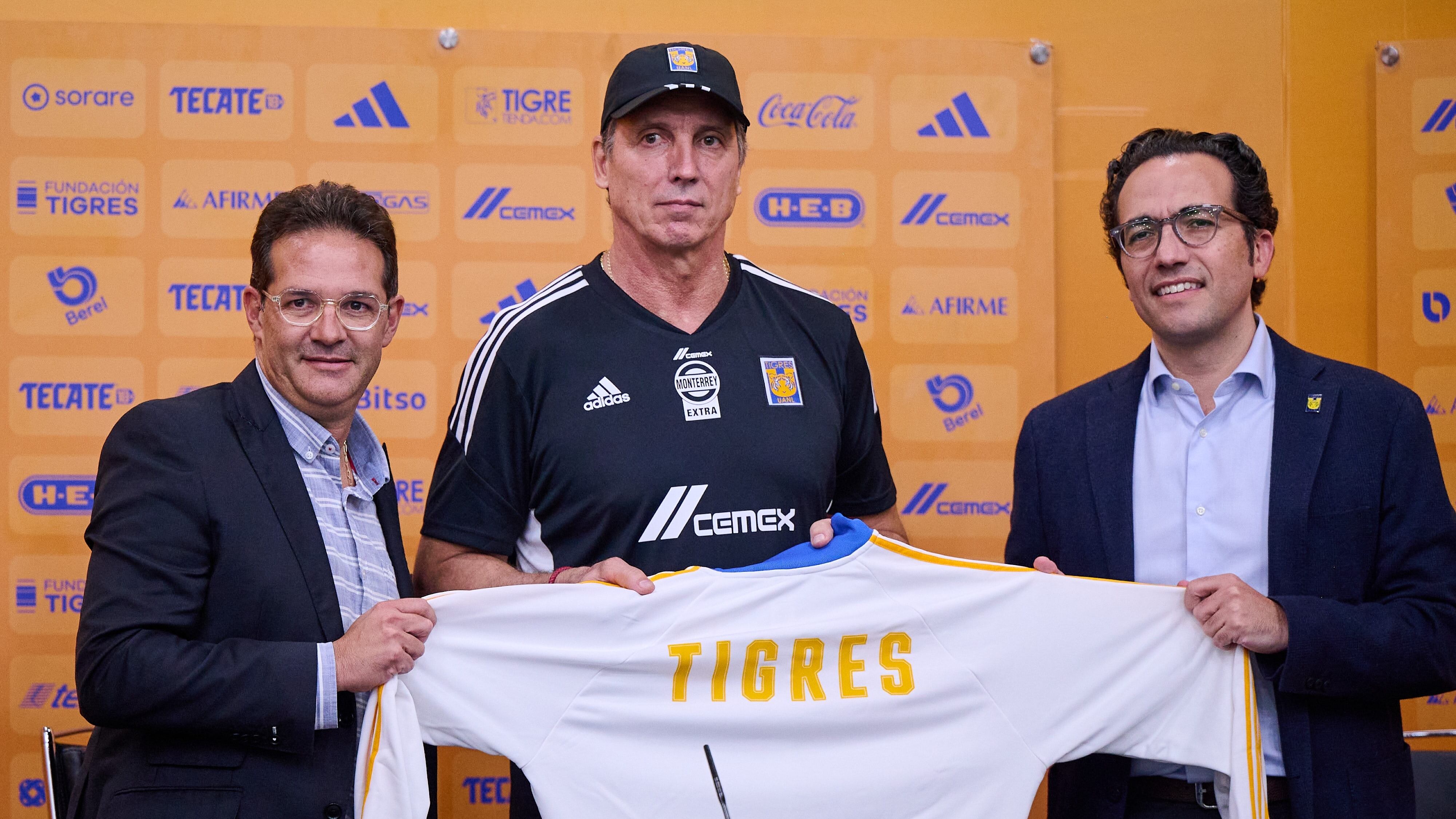 Robert Dante Siboldi en su presentación con Tigres