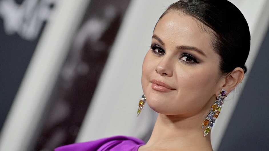 Selena Gomez ensina como usar os sapatos do momento de maneira simples e estilosa